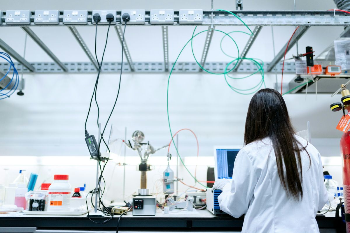 Investigadora a trabalhar num laboratório